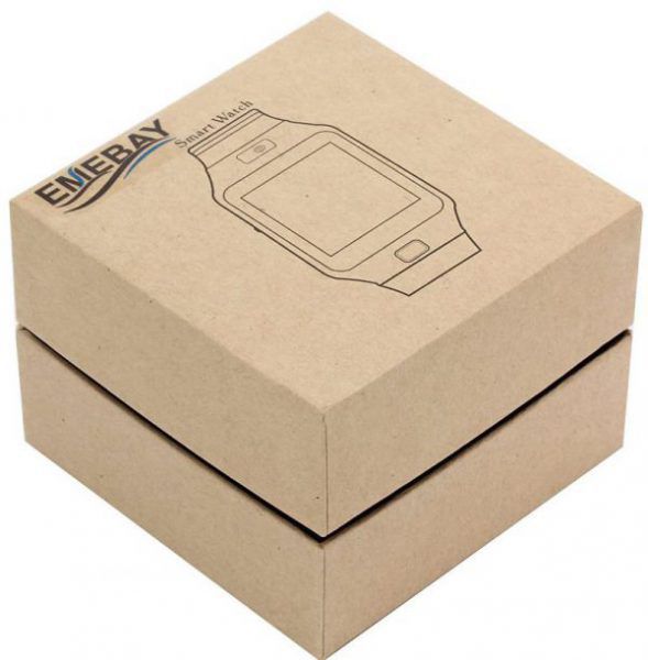Emballage en carton de la montre téléphone EMEBAY qui vient avec un câble USB et un manuel d'utilisateur
